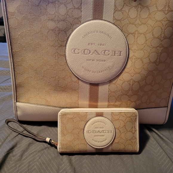 Like new coach purse and wallet - Picture 5 of 8